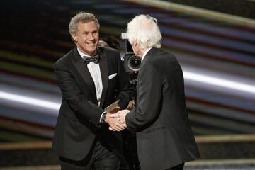 Will Ferrer entrega el premio a Roger Deakins por 1917.