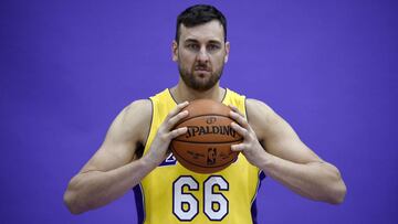 Andrew Bogut, durante su presentaci&oacute;n como jugador de los Lakers.