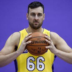 Los Lakers cortan a Bogut
