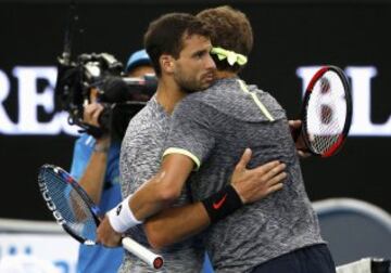 El búlgaro Grigor Dimitrov consuela al uzbeko Denis Istomin.