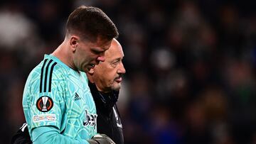 Juventus' Polish goalkeeper Wojciech Szczesny leaves the pitch after suffering a chest pain during the UEFA Europa League quarter-finals first leg football match between Juventus and Sporting CP, on April 13, 2023 at the Juventus stadium in Turin. (Photo by Marco BERTORELLO / AFP)