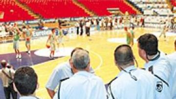 EL MURO DE TEL AVIV. 2.000 policías controlan en Tel Aviv la seguridad de la Final Four. Así se vigilan los entrenamientos a pie del Nokia Arena.