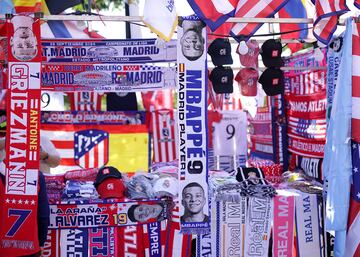 Venta de merchandising en los alrededores del estadio rojiblanco.