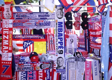 Venta de merchandising en los alrededores del estadio rojiblanco.