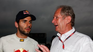 Jaime Alguersuari, en su época de piloto de Toro Rosso, junto a Helmut Marko.