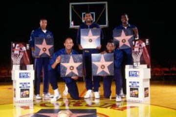 Cinco leyendas de los Lakers: Byron Scott, Kareem Abdul-Jabbar, Magic Johnson, James Worthy y Michael Cooper.