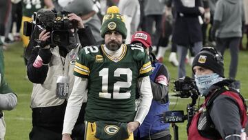 Previo al juego por el campeonato de la NFC, el QB no quiso comprometerse a continuar en Green Bay o la NFL; además, habló del trabajo arbitral del cotejo.