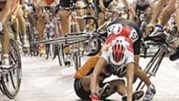 <b>ATENTA. </b>Joane Somarriba (izq.) esquivó la caída que afectó a la suiza Brandli y a la holandesa Van Moorsel.