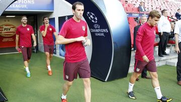 Godín y Griezmann, en el último entrenamiento oficial antes del PSV-Atlético.