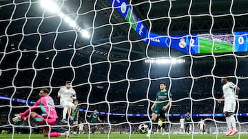 3-0. Sensacional asistencia por alto de Brahim Díaz, controla Federico Valverde con un 'sombrerito' para superar a Marc Guéhi y empala con la derecha el balón, cruzado y batir a Gianluigi Donnarumma.