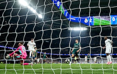 3-0. Sensacional asistencia por alto de Brahim Díaz, controla Federico Valverde con un 'sombrerito' para superar a Marc Guéhi y empala con la derecha el balón, cruzado y batir a Gianluigi Donnarumma.