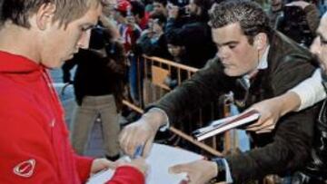 <b>EN PUCELA. </b>Unos cien aficionados recibieron ayer al Atlético a su llegada a Valladolid para conseguir el autógrafo de Ignacio Camacho y compañía.