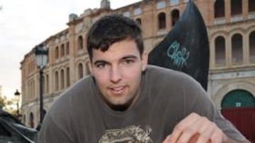 <b>EN EL PUERTO DE SANTA MARÍA. </b>Alejandro, que toreó sus vaquillas de chico animado por su abuelo, posa ante la plaza de toros portuense.