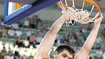 <b>EN EL CANDELERO. </b>Felipe Reyes puede saltar hacia el Barcelona.