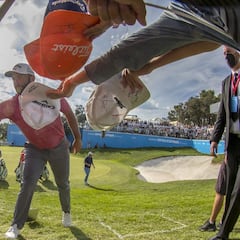 "Voy a firmar a todos los niños, no importa el tiempo que tarde"