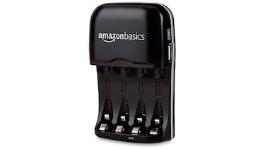 Este cargador de pilas AA y AAA incluye un puerto USB y protección contra sobrecargas