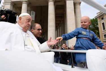 El Papa Francisco saluda a una niña durante la Misa de Pascua en la Plaza de San Pedro el 20 de abril de 2025 en la Ciudad del Vaticano.