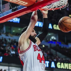 Mirotic (17+11) ayuda a Butler (37+8+9) ante los Wizards