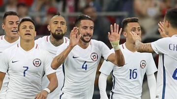 KOCH30 MOSCÚ (RUSIA) 09/06/2017.- Jugadores de la selección chilena celebran el 1-0 durante el amistoso Rusia-Chile celebrado en Moscú (Rusia), hoy 9 de junio de 2017. EFE/Yuri Kochetkov