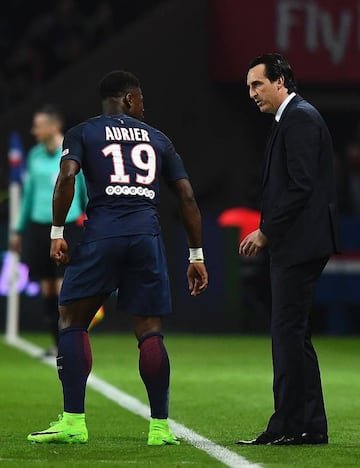 Paris Saint-Germain's Spanish head coach Unai Emery talks with Paris Saint-Germain's Ivorian defender Serge Aurier