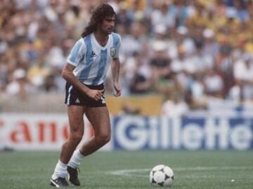 Fue la gran figura de Argentina en el título mundial de 1978. Con el Valencia de España, se convirtió en un goleador importante y estrella del club.