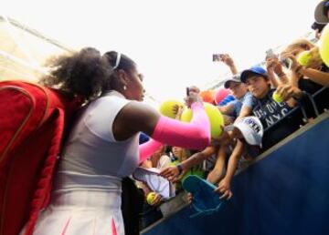 Serena Williams firma autógrafos tras ganar a Yaroslava Shvedova.