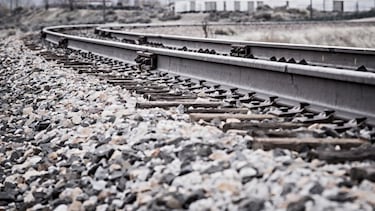 Este es el motivo por el que se colocan piedras alrededor de las vías de tren: se llaman balastos y son muy importantes