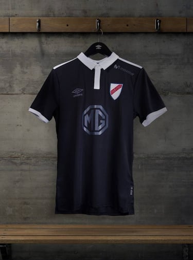 Umbro 'revive' la histórica primera camiseta de Colo Colo