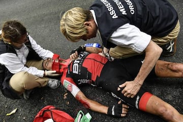 Richie Porte recibe asistencia en el descenso del Mont du Chat.