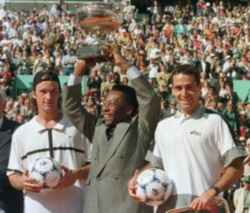 Carlos Moyá ganó su único Roland Garros el 7 de junio de 1998 ante Alex Corretja, en el que Pelé hizo la entrega del trofeo. 
