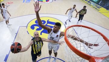 Edy Tavares, pívot del Real Madrid, intenta taponar a Nick Calathes, base del Fenerbahçe, el pasado 2 de diciembre en Estambul.