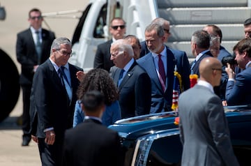 El presidente estadounidense ha sido recibido por el rey Felipe VI al bajar del avión.