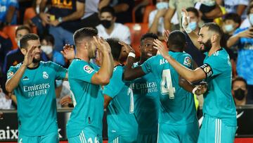 Los jugadores del Madrid celebran el gol de Benzema que les dio la victoria.