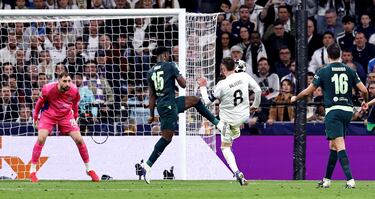 3-0. Sensacional asistencia por alto de Brahim Díaz, controla Federico Valverde con un 'sombrerito' para superar a Marc Guéhi y empala con la derecha el balón, cruzado y batir a Gianluigi Donnarumma.