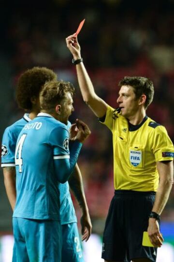 Italian referee Gianluca Rocchi (R) show a red card to Zenit's Italian defender Domenico Criscito (L) during the UEFA Champions League round of 16 football match SL Benfica vs FC Zenith Saint-Petersburg at the Luz stadium in Lisbon on February 16, 2016.