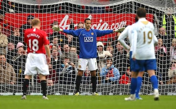 En el 2008 durante un encuentro de la FA Cup, el defensor inglés tuvo que defender bajo los palos la portería del United. Muntari consiguió batirlo. 