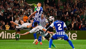 Aritz Aldasoro, del Racing, rematando de chilena ante el Alavés.