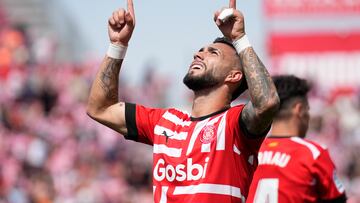 GIRONA, 16/04/2023.- El futbolista del Girona FC Valentín Castellano celebra tras marcarle un gol al Elche, durante su partido de la 29º jornada de LaLiga Santander este domingo en el Estadio Municipal Montilivi de Girona. EFE/ David Borrat
