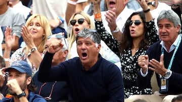 Toni Nadal celebra un punto de Rafael Nadal ante Dominic Thiem en la final de Roland Garros 2019.