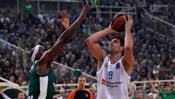 Felipe Reyes, pívot del Real Madrid, lanza ante Chris Singleton, del Panathinaikos.