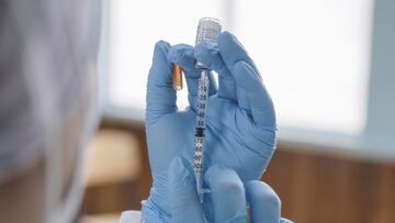 A healthcare worker prepares a dose of the Pfizer/BioNTech vaccine against the coronavirus disease (COVID-19) at a school turned vaccination centre as Ecuador&#039;s government launched a plan to vaccinate nine million people in 100 days, in Quito, Ecuado