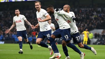 Emerson, felicitado por Emerson Moura y por Kane durante un partido con el Tottenham.