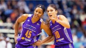 Marta Xargay habla con  Noelle Quinn durante el partido entre las Minnesota Lynx y las Phoenix Mercury.