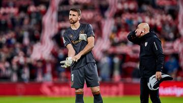 Unai Simón con el público de San Mamés a su espalda.