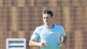 Aduriz entrena en solitario y Muniain toca bal&oacute;n