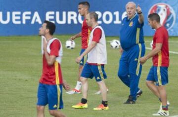 La Roja boss Del Bosque issues instructions.