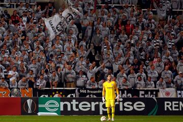 Kevin Trapp busca opción de pase en el partido del Frankfurt frente el Apollon. 