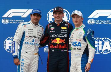 El podio liderado por Max Verstappen, secundado por Carlos Sainz y Liam Lawson.