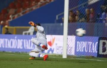 Keylor Navas en el lanzamiento del penalti que San José tira fuera.
