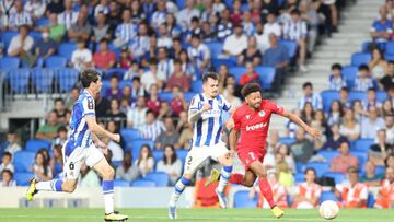 SAN SEBASTIAN, SPAIN - SEPTEMBER 15: Bruno Souza of Omonia Nikosia and Alex Sola of Real Sociedad battle for the ball during the UEFA Europa League group E match between Real Sociedad and Omonia Nikosia at Reale Arena on September 15, 2022 in San Sebastian, Spain. (Photo by Juan Lazkano/DeFodi Images via Getty Images)